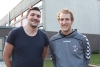 Daniel Markmeyer (l.) und Marcel Peters trainieren gemeinsam die Kreisliga-Männer der Handballfreunde Reckenfeld/Greven 05 und hoffen, es mit der jungen Mannschaft in die Meisterrunde zu schaffen. (Foto: Heidrun Riese)