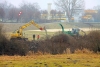 Arbeitsbeginn Montagmorgen im Regen: Zwischen der Nordwalder Straße und der Fußgängerbrücke zum Bahnhof werden in dieser Woche beidseitig die Weiden auf den Stock gesetzt. (Foto: Oliver Hengst)