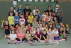 Hatten viel Spaß beim Handballtag in der Schönefliethhalle: Die Zweitklässler der Martin-Luther-Grundschule mit (hinten v.l.) den Klassenlehrerinnen Lena Tecklenborg und Kerstin Kortenbrede, den Handballtrainern Walter Kusmitsch und Pia Schwitte sowie den Lernpaten Bianca Blome und Hans-Joachim Laß. Foto: hri