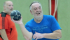 Bewegung mit Spaß und Handball. Allein darum geht es. Auch bei den Passübungen kommt es nicht auf die Leistung an. Andy Krumschmidt erklärt die nächste Übung. Sie sind mit viel Spaß und den verschiedensten Bällen am Start. Für ihr Training sucht die Jedermanntruppe der Handballfreunde noch weitere Mitstreiter. Auch bei den Dehnübungen ist der Ball nicht weit. Foto: hri
