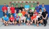 Gruppenfoto zur Erinnerung: So schnell werden die C- und B-Jugendlichen der Handballfreunde und ihre Trainer die Einheit mit Daniel Kubeš (hinten 4.v.r.) und Artjom Antonevitch (hinten 3.v.r.) nicht vergessen. Foto: Heidrun Riese