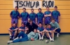 Markus „Maggy“ Wiening und Alfons Teigeler haben im Vorfeld des Revival-Turniers zum 20-jährigen Bestehen der Handballfreunde Reckenfeld/Greven 05 in ihren Erinnerungen gekramt. Dabei herausgekommen ist unter anderem ein Mannschaftsfoto aus em Jahr 1992 zur Verabschiedung von Trainer Rudi Leissing (unten M.). Foto: Handballfreunde